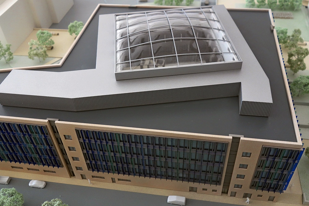 Foto, das das gesamte Dach des Präsentationsmodells, im Maßstab 1:200, des Gebäudes auf dem Fresenius Campus in Bad Homburg zeigt. Entworfen für BGF+ Architekten.